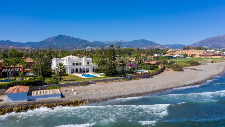 Atemberaubende Strandvilla in erster Reihe - Villa zur Miete in Casasola, Estepona