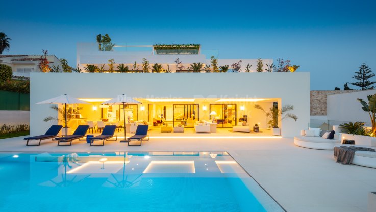 Schöne Villa in Gehweite zu Annehmlichkeiten - Villa zum Verkauf in Aloha, Nueva Andalucia