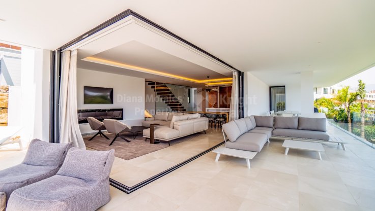 Villa de cuatro dormitorios personalizable con vistas al golf - Villa en venta en El Campanario, Estepona