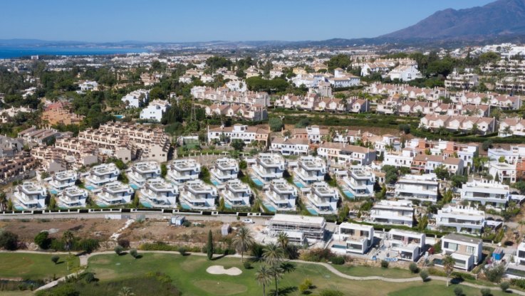 Villa de cuatro dormitorios personalizable con vistas al golf - Villa en venta en El Campanario, Estepona