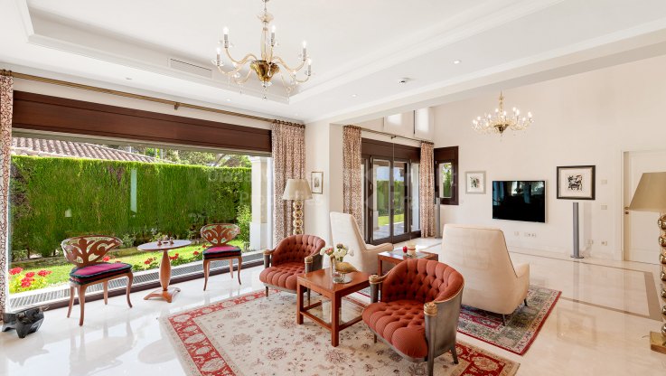 Stylish beachside villa in sought-after location - Villa for sale in Casablanca, Marbella Golden Mile