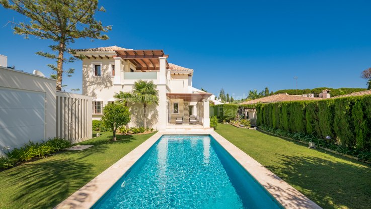 Stylish beachside villa in sought-after location - Villa for sale in Casablanca, Marbella Golden Mile