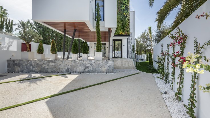 VIlla moderna a un paseo de la playa - Villa en venta en Casablanca, Marbella Milla de Oro