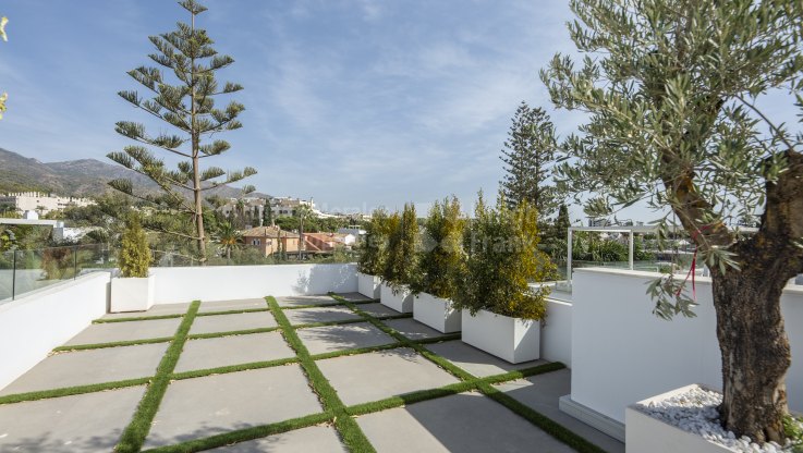 VIlla moderna a un paseo de la playa - Villa en venta en Casablanca, Marbella Milla de Oro