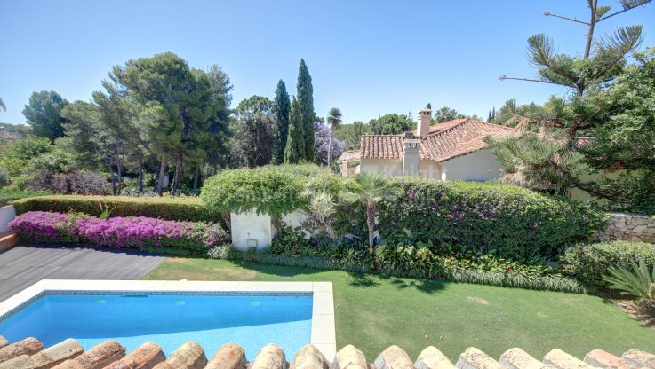 Encantadora casa familiar en la Milla de Oro - Villa en venta en Cascada de Camojan, Marbella Milla de Oro
