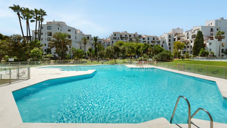 Apartamento estilo escandinavo en Puerto Banús - Apartamento Planta Baja en venta en Jardines del Puerto, Marbella - Puerto Banus