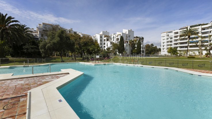 Apartamento estilo escandinavo en Puerto Banús - Apartamento Planta Baja en venta en Jardines del Puerto, Marbella - Puerto Banus