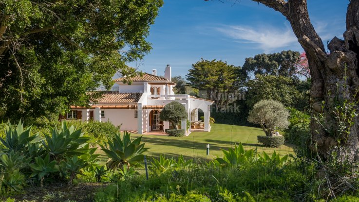 Excelente inversión: Villa en el golf con gran parcela junto al hoyo 17 de Valderrama - Villa en venta en Sotogrande
