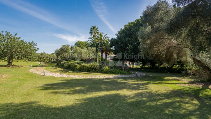 Excelente inversión: Villa en el golf con gran parcela junto al hoyo 17 de Valderrama - Villa en venta en Sotogrande