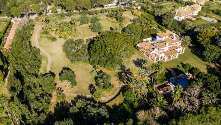 Excellent investment: Frontline golf villa with development potential on Valderrama's 17th fairway - Villa for sale in Sotogrande