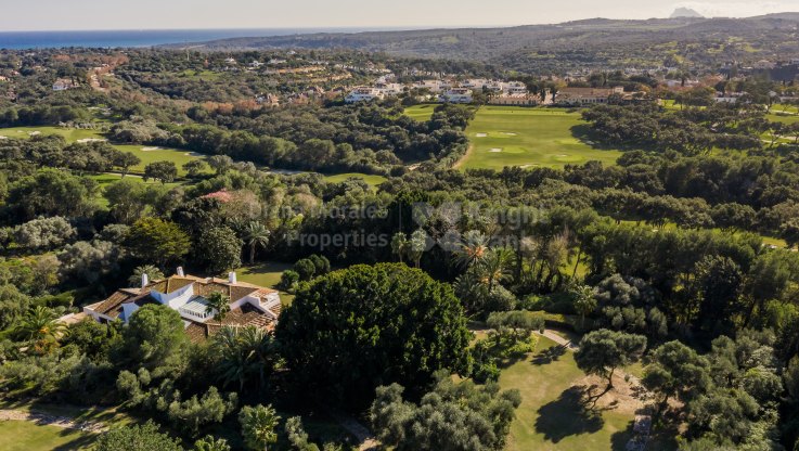 Excellent investment: Frontline golf villa with development potential on Valderrama's 17th fairway - Villa for sale in Sotogrande
