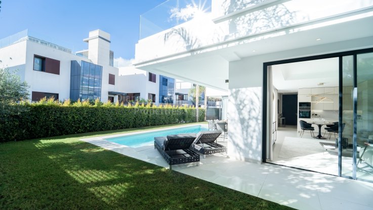 Villa en construction à distance de marche de Puerto Banus - Villa à vendre à Rio Verde Playa, Marbella Golden Mile