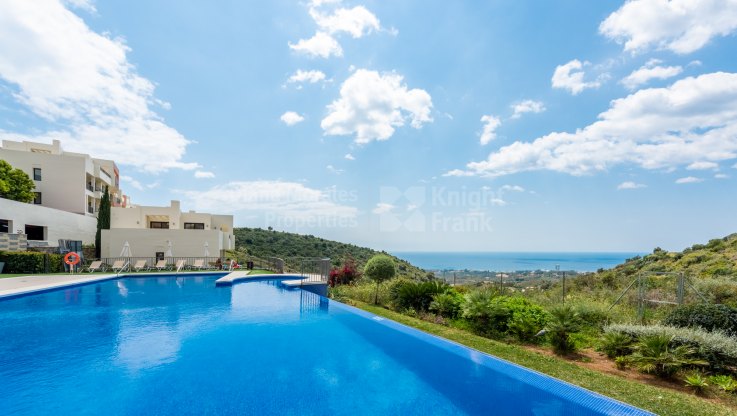 Apartamento de orientación sur con vistas al mar - Apartamento en venta en Los Altos de los Monteros, Marbella Este