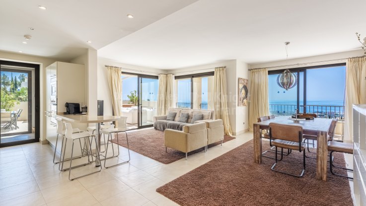 Apartamento de orientación sur con vistas al mar - Apartamento en venta en Los Altos de los Monteros, Marbella Este