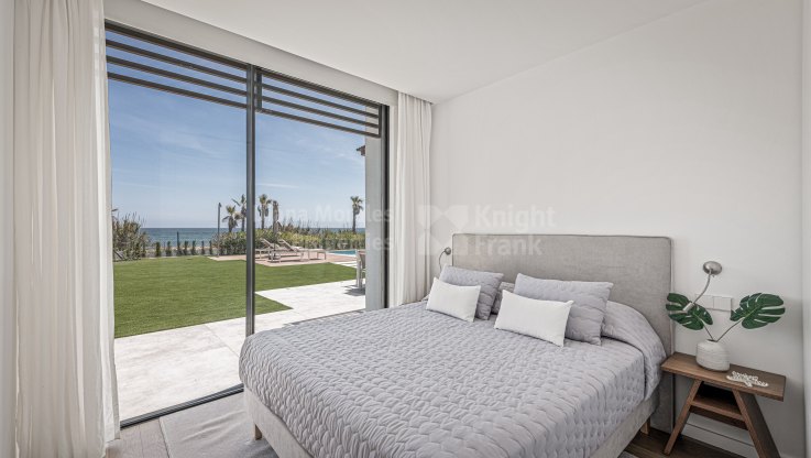 High-grade frontline beach villa - Villa for sale in El Saladillo, Estepona