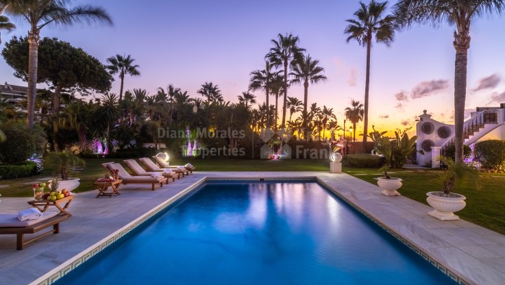 Mansión única en primera línea de playa - Villa en venta en Marbella - Puerto Banus