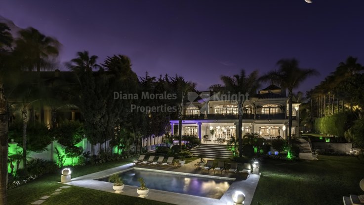 Unique frontline beach mansion - Villa for sale in Marbella - Puerto Banus