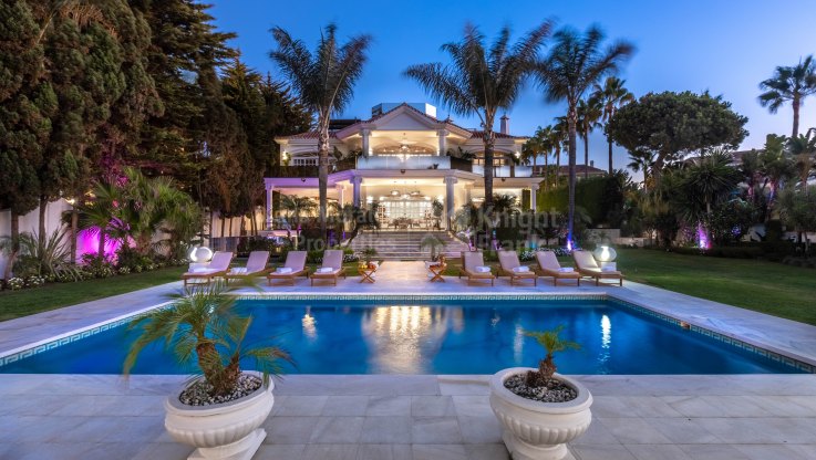 Einzigartige Strandvilla in erster Reihe - Villa zum Verkauf in Marbella - Puerto Banus