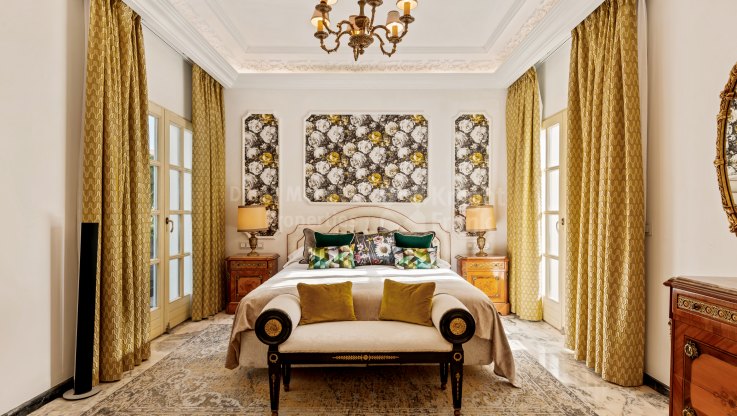 Unique frontline beach mansion - Villa for sale in Marbella - Puerto Banus
