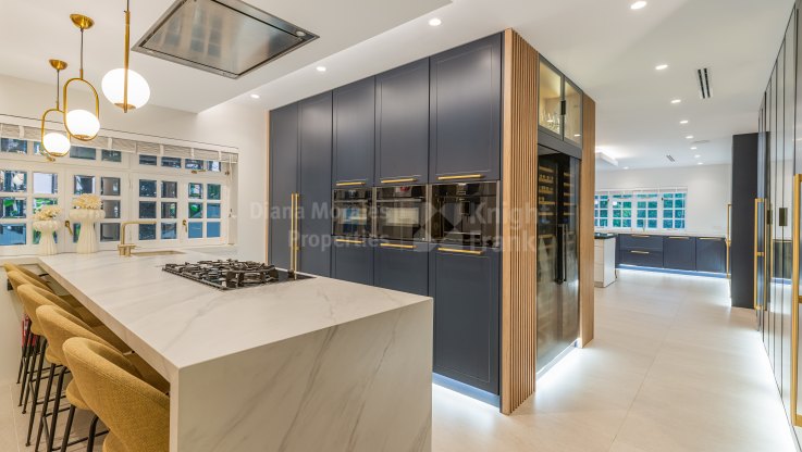 Unique frontline beach mansion - Villa for sale in Marbella - Puerto Banus