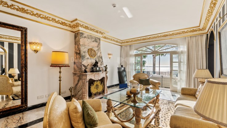 Unique frontline beach mansion - Villa for sale in Marbella - Puerto Banus