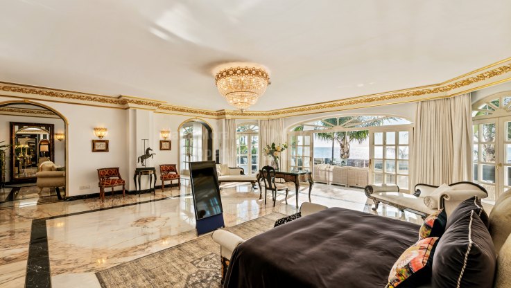 Unique frontline beach mansion - Villa for sale in Marbella - Puerto Banus