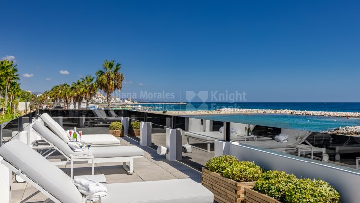 Mansión única en primera línea de playa - Villa en venta en Marbella - Puerto Banus
