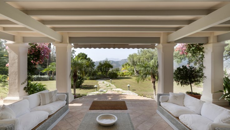 Imposing villa in sought after estate - Villa in La Zagaleta, Benahavis