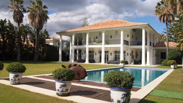 Villa en primera línea de playa con piscina climatizada - Villa en venta en Casasola, Estepona