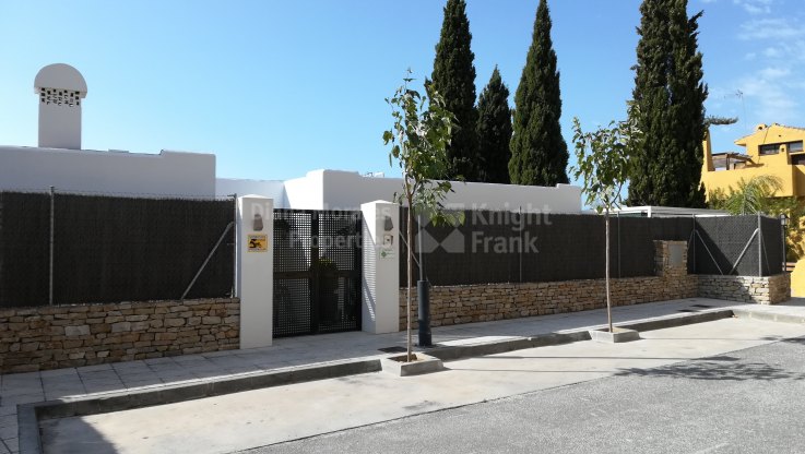 Edificio en venta íntegramente reformado en 2013 - Negocio en venta en La Meridiana, Marbella Milla de Oro