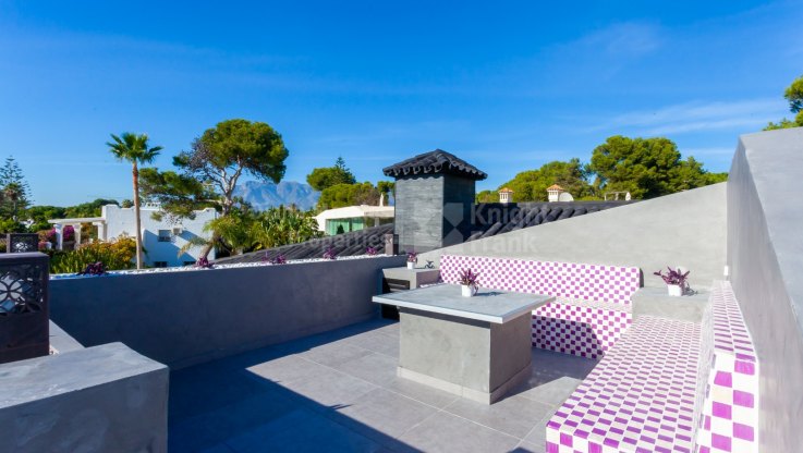 Villa de estilo moderno cerca de la playa - Villa en venta en Los Monteros, Marbella Este