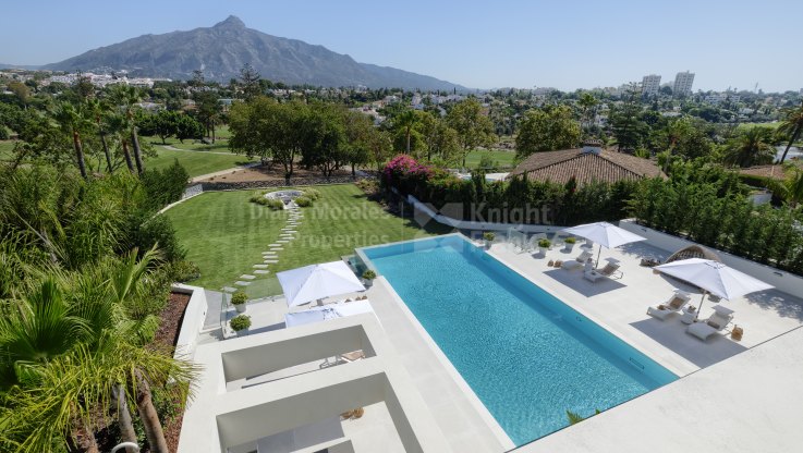 Spectacular frontline golf villa - Villa for sale in Las Brisas, Nueva Andalucia