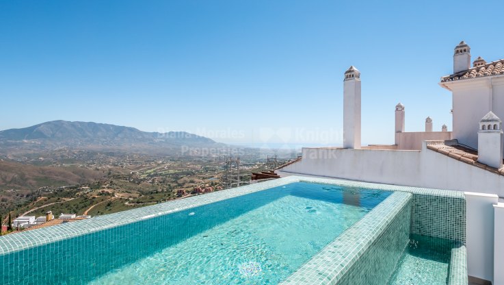 Casa adosada en un precioso paraje con vistas panorámicas - Pareado en venta en La Mairena, Marbella Este