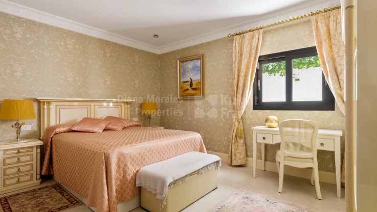 Villa an der Goldenen Meile in Abgeschlossene Wohnanlage - Villa zum Verkauf in Lomas de Magna Marbella, Marbella Goldene Meile