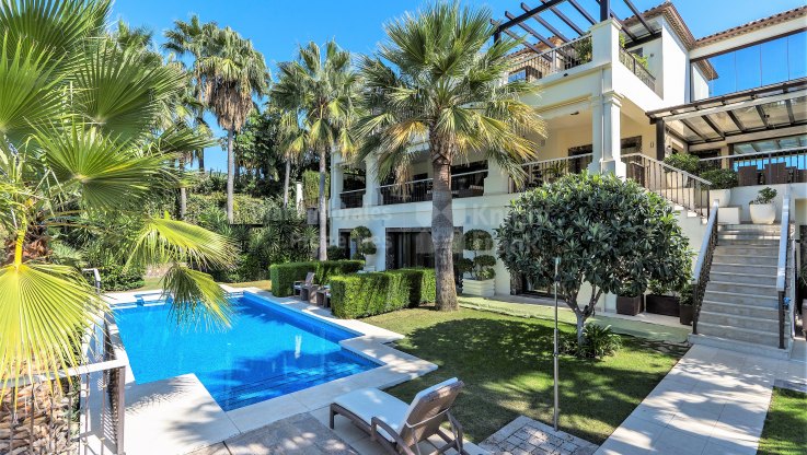 Villa solidement construite dans un complexe de golf - Villa à vendre à Los Arqueros, Benahavis