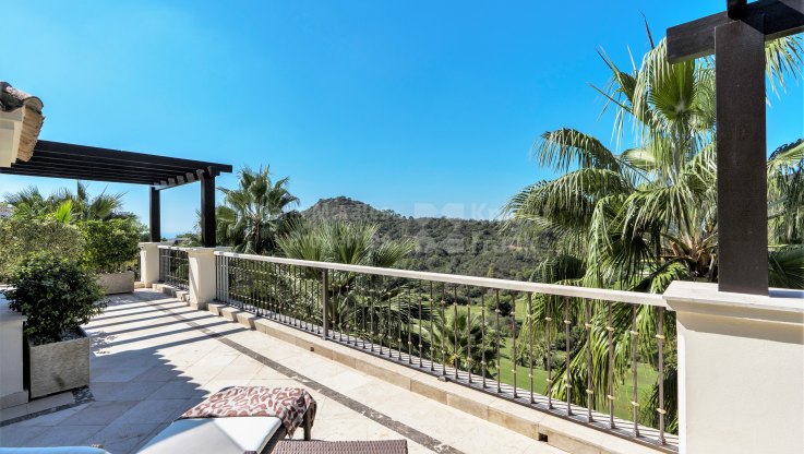Solide gebaute Villa in einem Golfresort - Villa zum Verkauf in Los Arqueros, Benahavis
