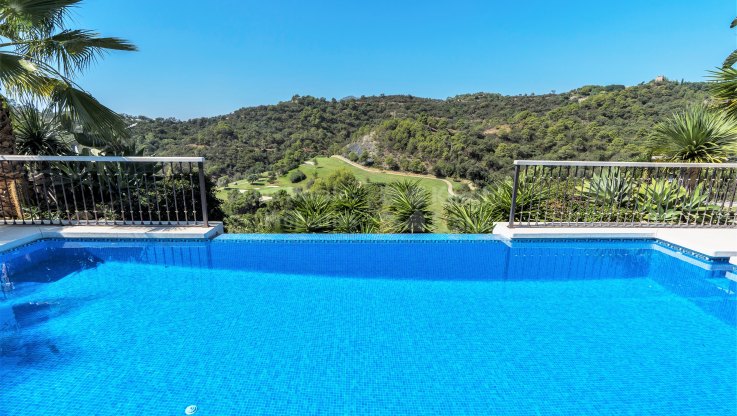 Solidly built villa within a golf resort - Villa for sale in Los Arqueros, Benahavis