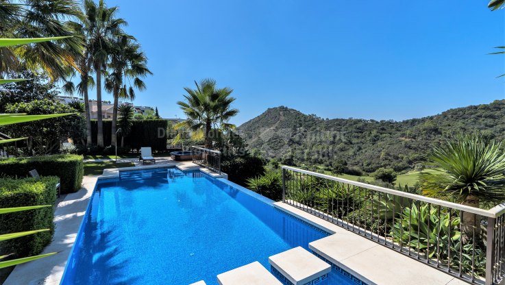 Solide gebaute Villa in einem Golfresort - Villa zum Verkauf in Los Arqueros, Benahavis