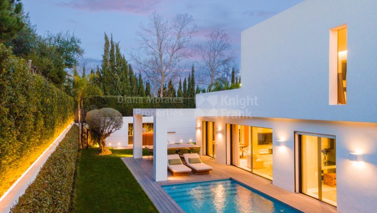 Charmantes modernes Einfamilienhaus - Villa zum Verkauf in Guadalmina Alta, San Pedro de Alcantara