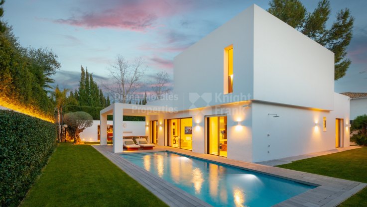 Encantadora casa moderna unifamiliar - Villa en venta en Guadalmina Alta, San Pedro de Alcantara