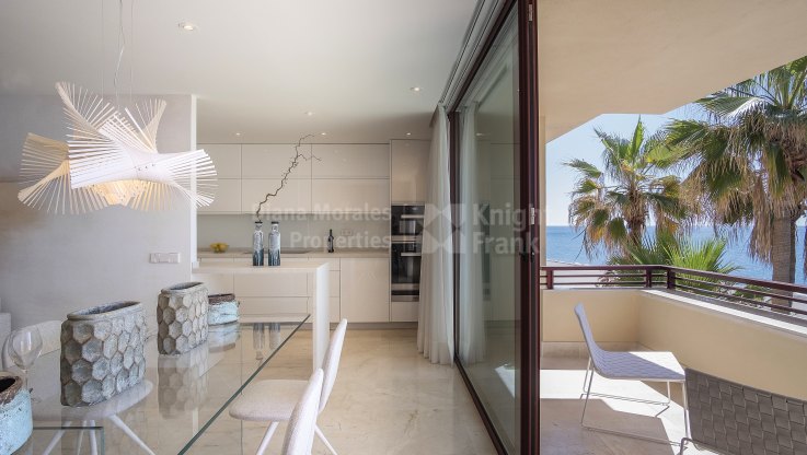Красивая квартира на первой линии пляжа - Апартамент на продажу в Estepona Playa, Эстепона
