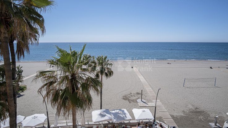 Bonito apartamento en primera linea de playa - Apartamento en venta en Estepona Playa, Estepona