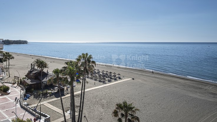 Estepona Playa, Charming two bedroom apartment in front of the sea