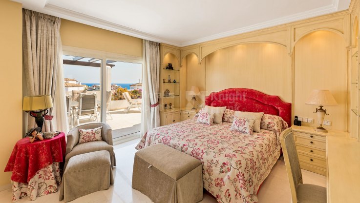 Ático dúplex de esquina en segunda línea de playa con vistas al mar - Atico Duplex en venta en Playas del Duque, Marbella - Puerto Banus