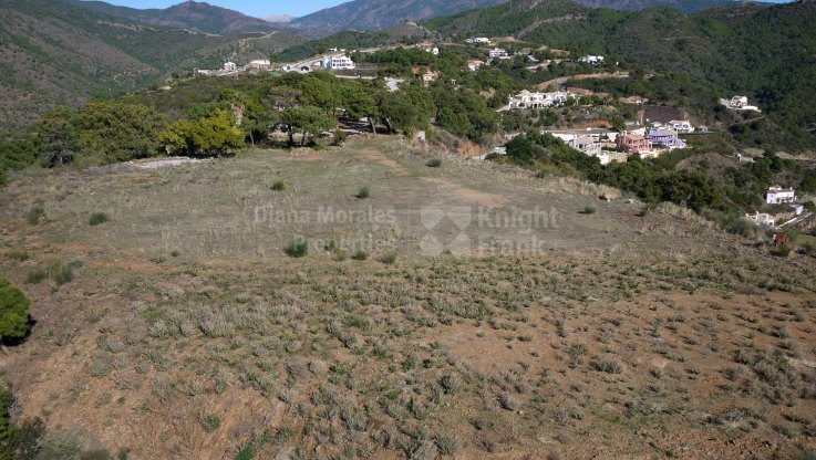 Gran terreno con vistas al mar cerca de Marbella - Parcela en venta en Monte Mayor, Benahavis