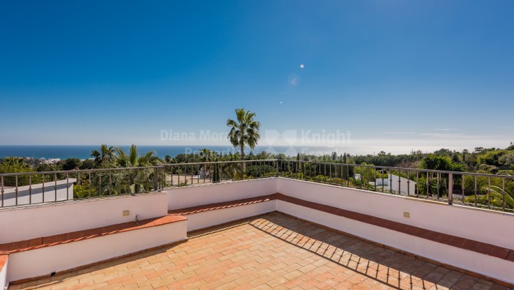 Villa de estilo mediterráneo en urbanización cerrada - Villa en venta en Altos Reales, Marbella Milla de Oro