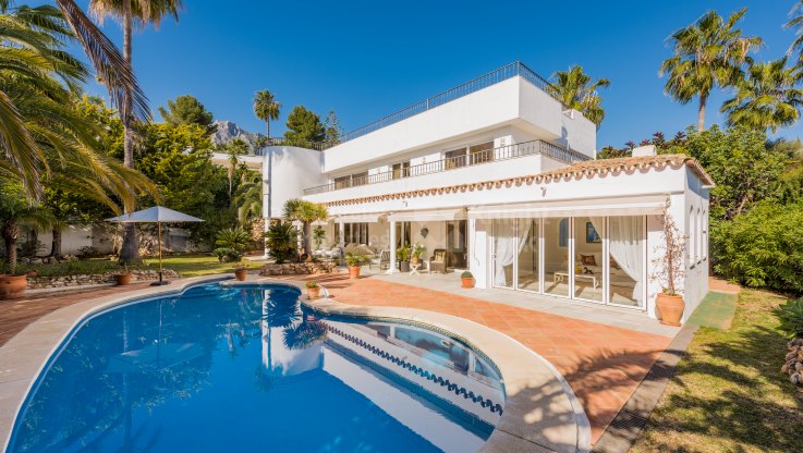 Villa im mediterranen Stil in einer geschlossenen Gemeinschaft - Villa zum Verkauf in Altos Reales, Marbella Goldene Meile