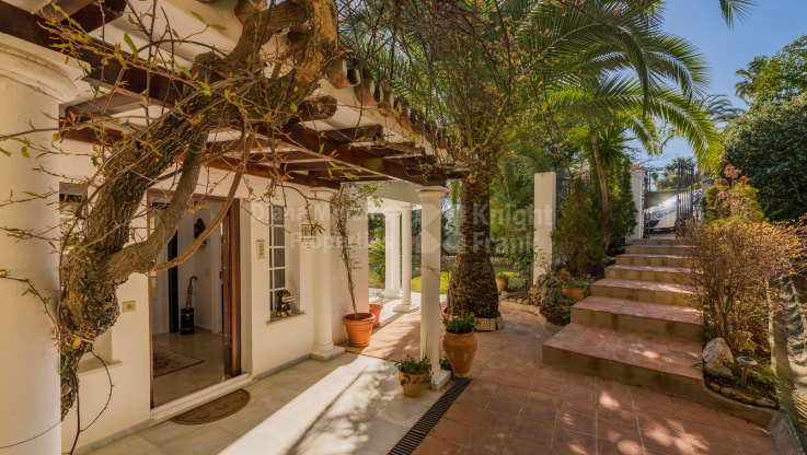 Villa de style méditerranéen dans un domaine fermé - Villa à vendre à Altos Reales, Marbella Golden Mile