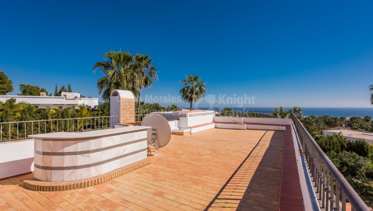 Villa de estilo mediterráneo en urbanización cerrada - Villa en venta en Altos Reales, Marbella Milla de Oro