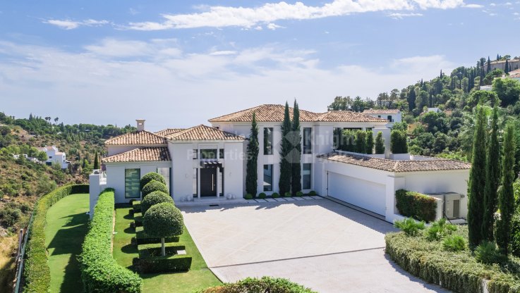 New contemporary style villa with sea views - Villa for sale in El Madroñal, Benahavis